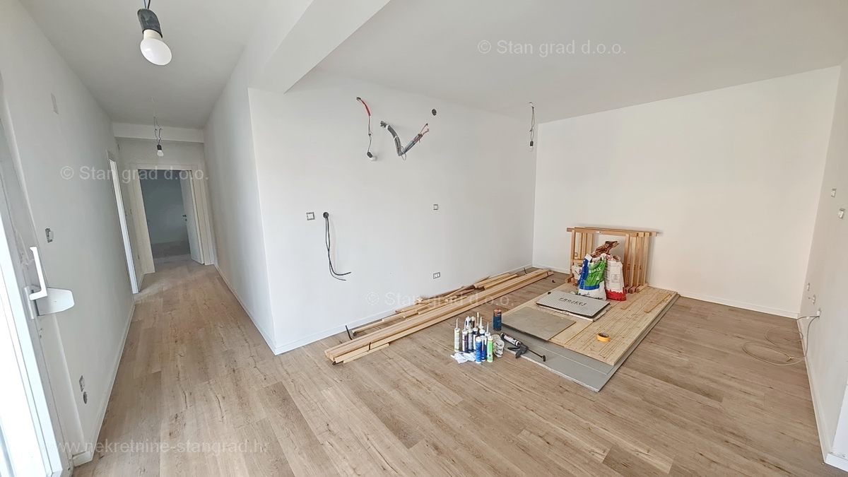 Območje Krka, pritlični apartma s skupnim bazenom in vrtom!