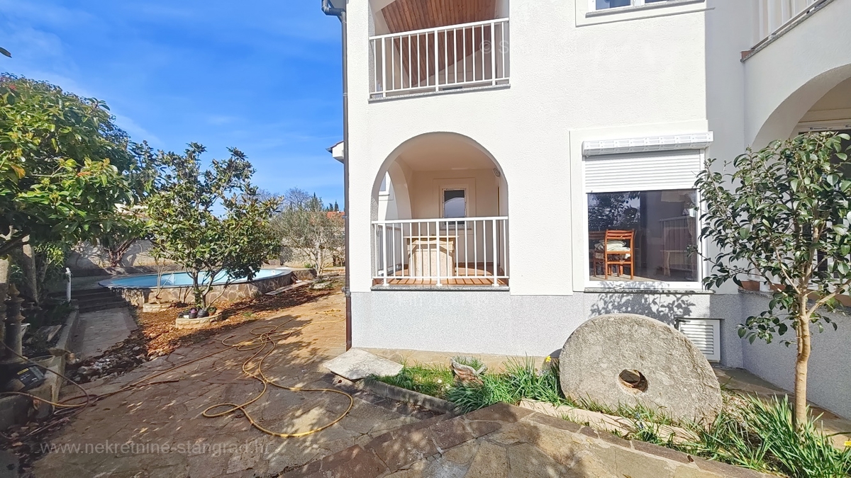 Območje Krka, pritlični apartma s skupnim bazenom in vrtom!