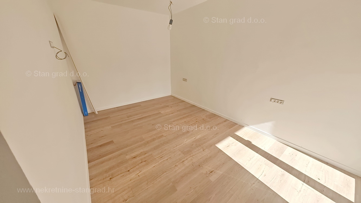 Območje Krka, pritlični apartma s skupnim bazenom in vrtom!