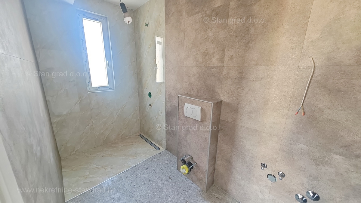 Območje Krka, pritlični apartma s skupnim bazenom in vrtom!