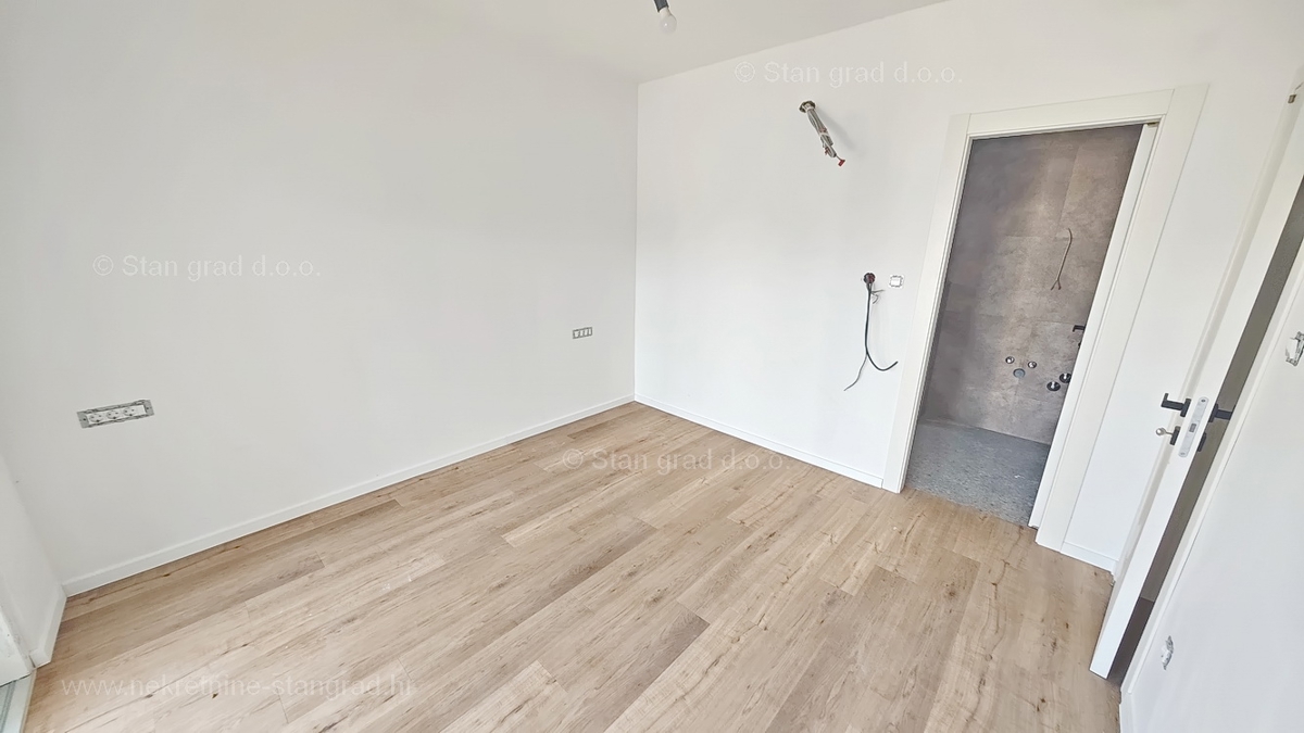 Območje Krka, pritlični apartma s skupnim bazenom in vrtom!