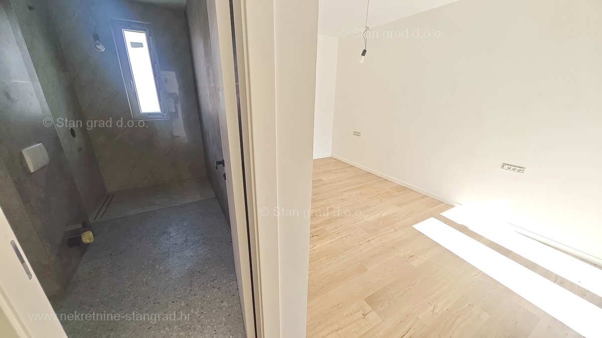 Območje Krka, pritlični apartma s skupnim bazenom in vrtom!
