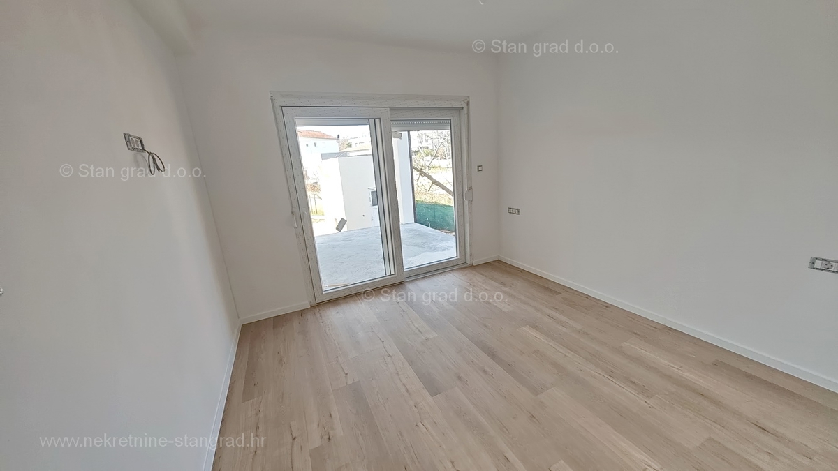 Območje Krka, pritlični apartma s skupnim bazenom in vrtom!