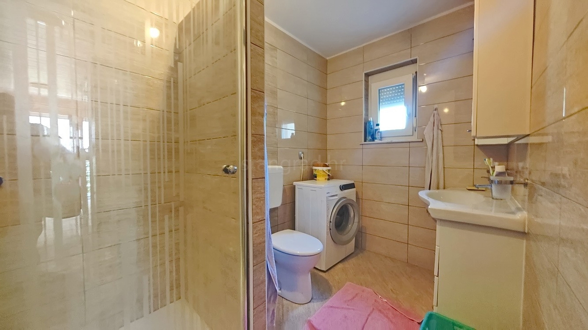 Malinska, okolica, samostojna hiša z 2 apartmajema na mirni lokaciji!