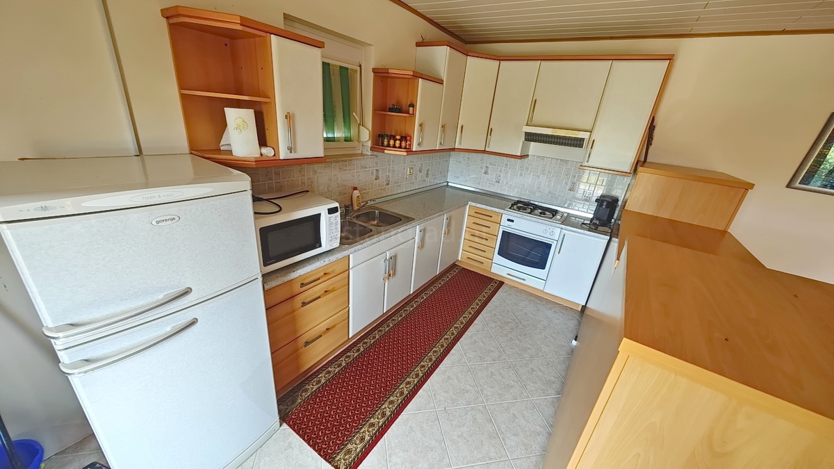 Malinska, okolica, samostojna hiša z 2 apartmajema na mirni lokaciji!