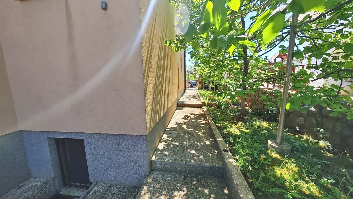 Malinska, okolica, samostojna hiša z 2 apartmajema na mirni lokaciji!