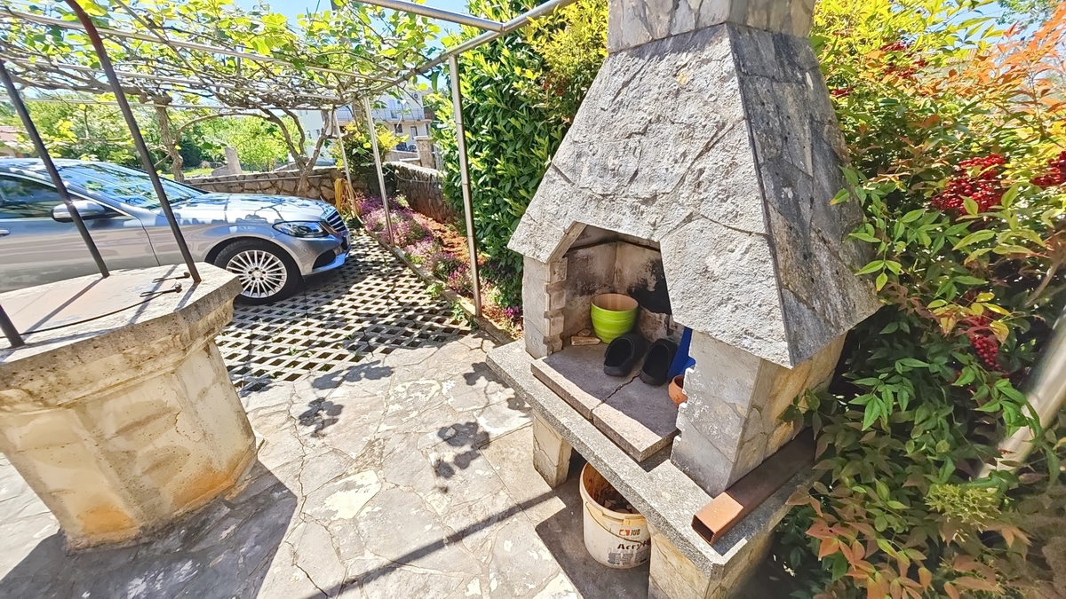Malinska, okolica, samostojna hiša z 2 apartmajema na mirni lokaciji!