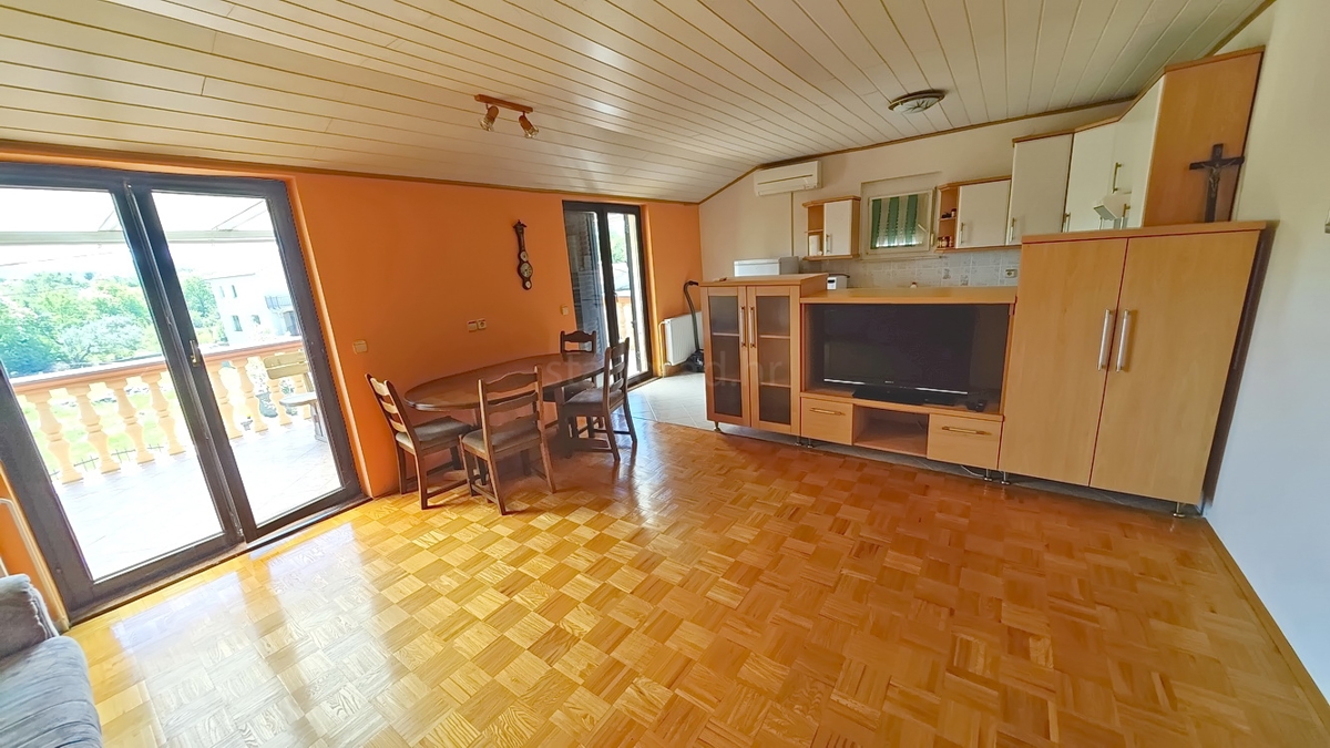Malinska, okolica, samostojna hiša z 2 apartmajema na mirni lokaciji!