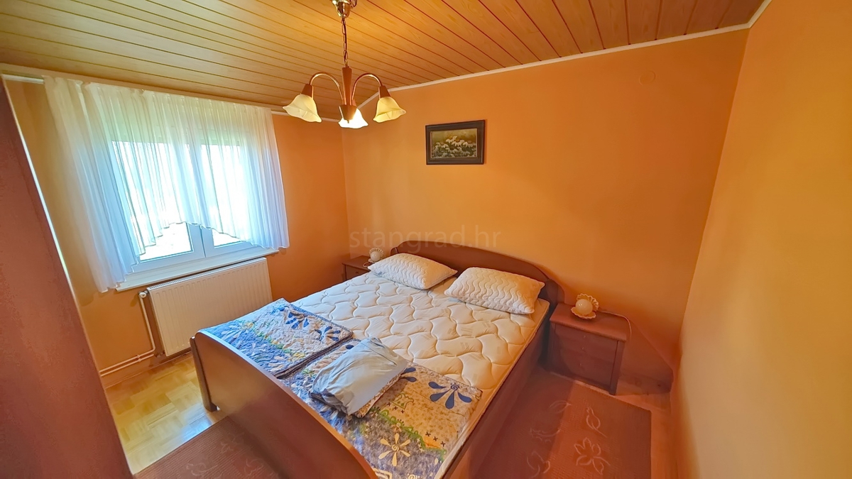 Malinska, okolica, samostojna hiša z 2 apartmajema na mirni lokaciji!
