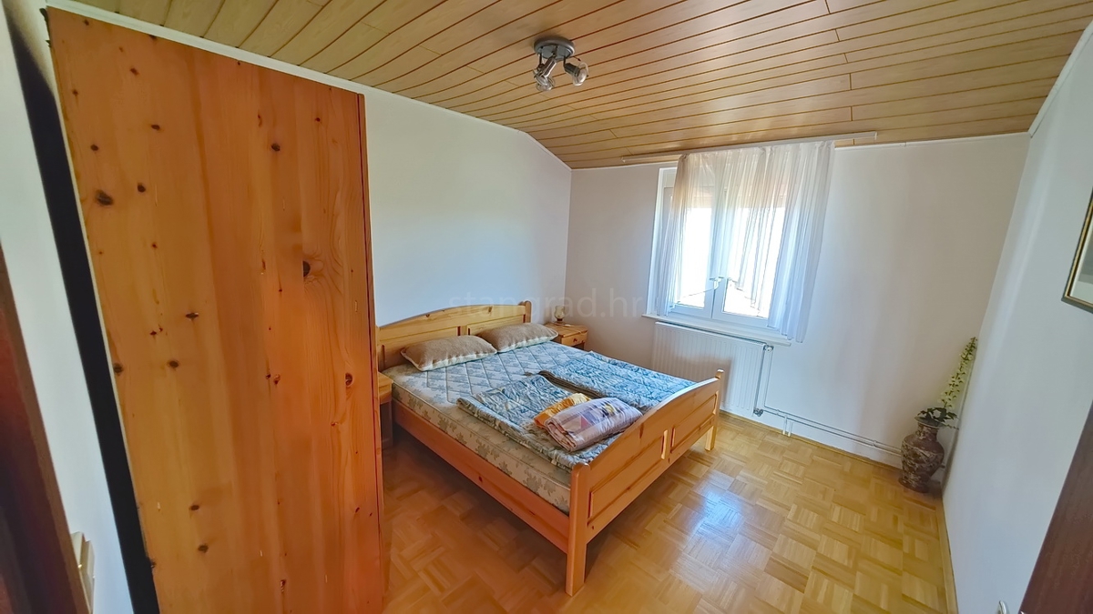 Malinska, okolica, samostojna hiša z 2 apartmajema na mirni lokaciji!