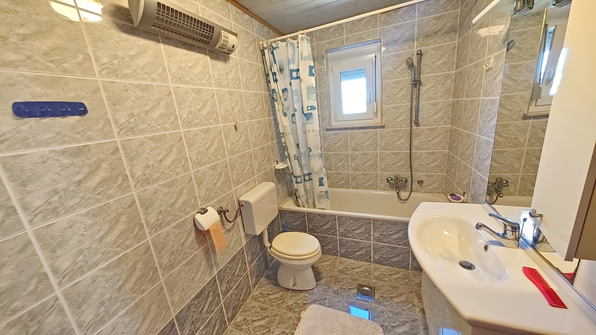Malinska, okolica, samostojna hiša z 2 apartmajema na mirni lokaciji!