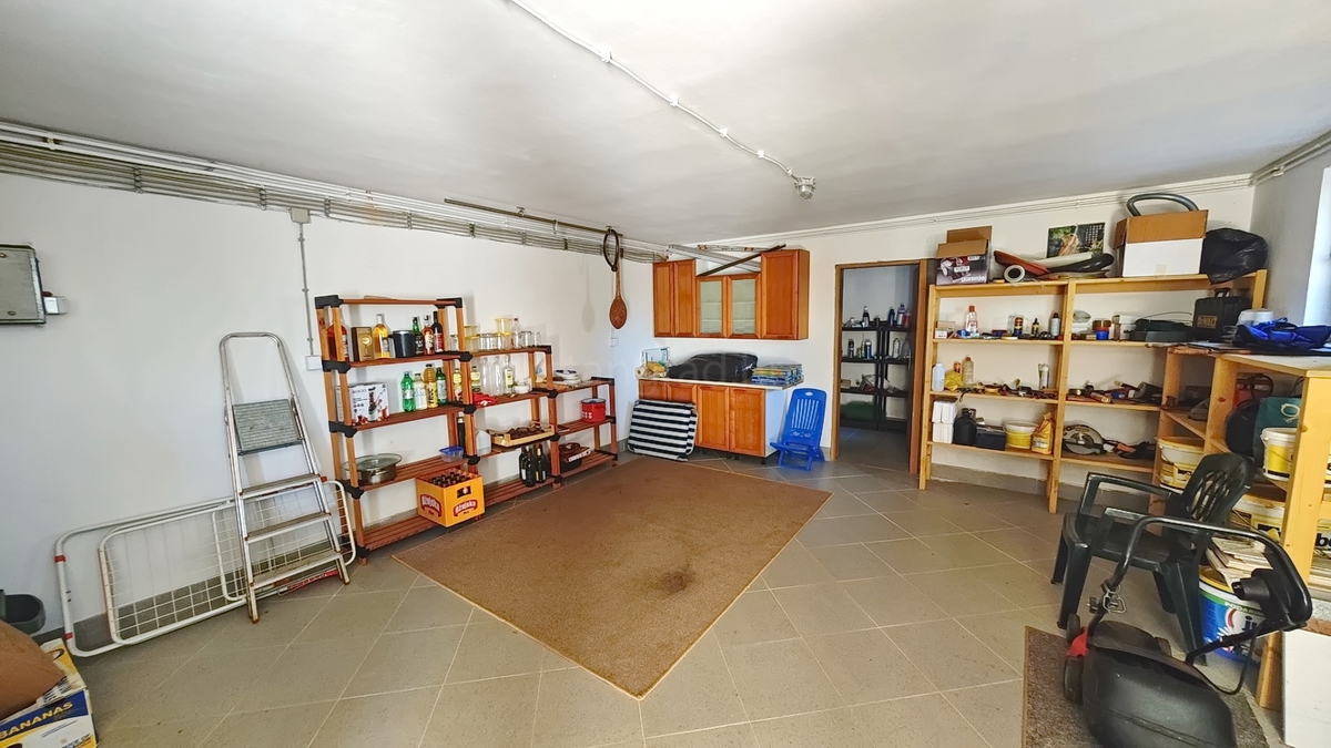 Malinska, okolica, samostojna hiša z 2 apartmajema na mirni lokaciji!