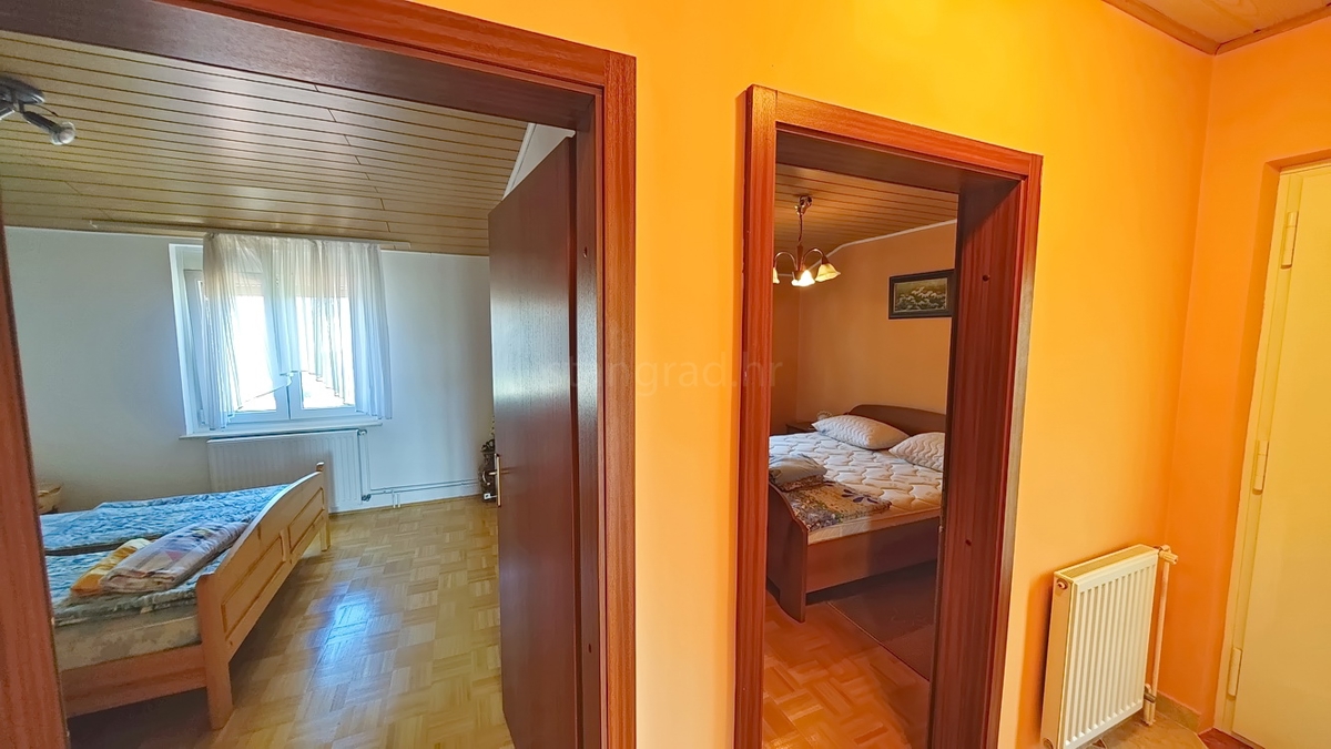 Malinska, okolica, samostojna hiša z 2 apartmajema na mirni lokaciji!