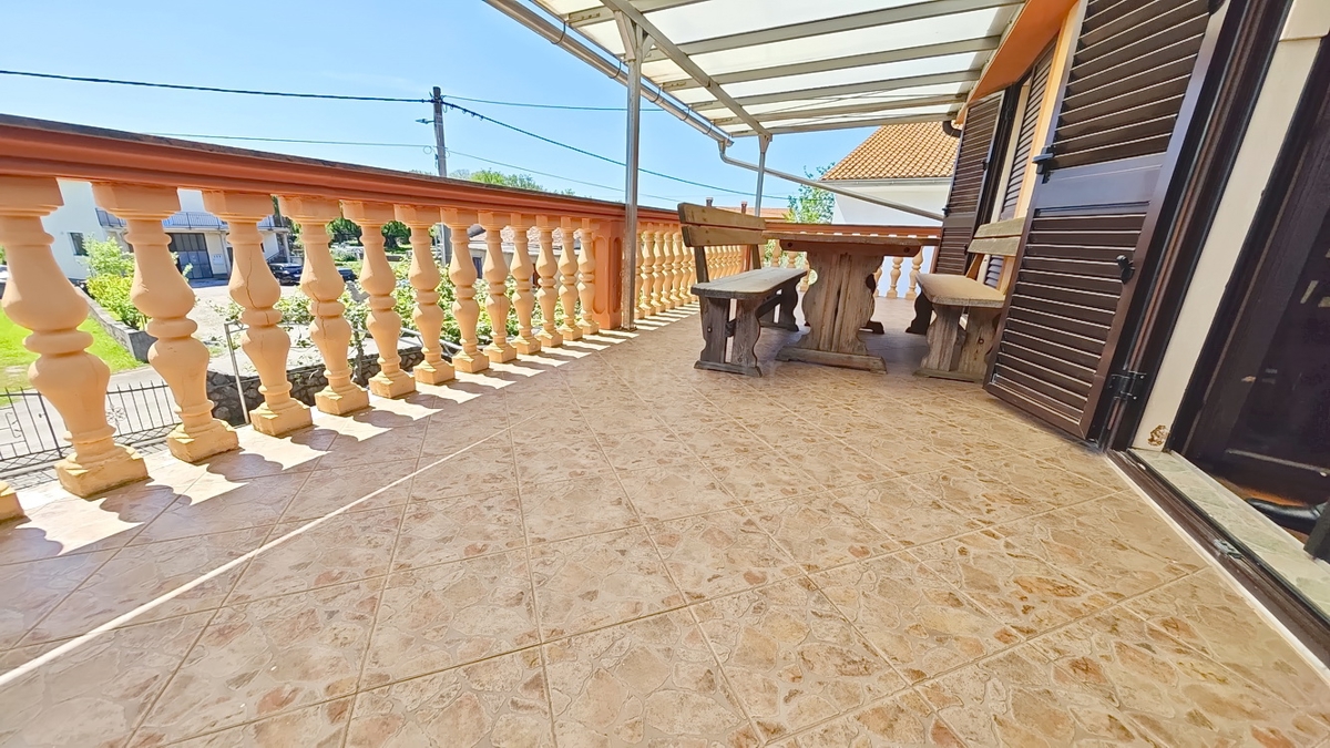 Malinska, okolica, samostojna hiša z 2 apartmajema na mirni lokaciji!
