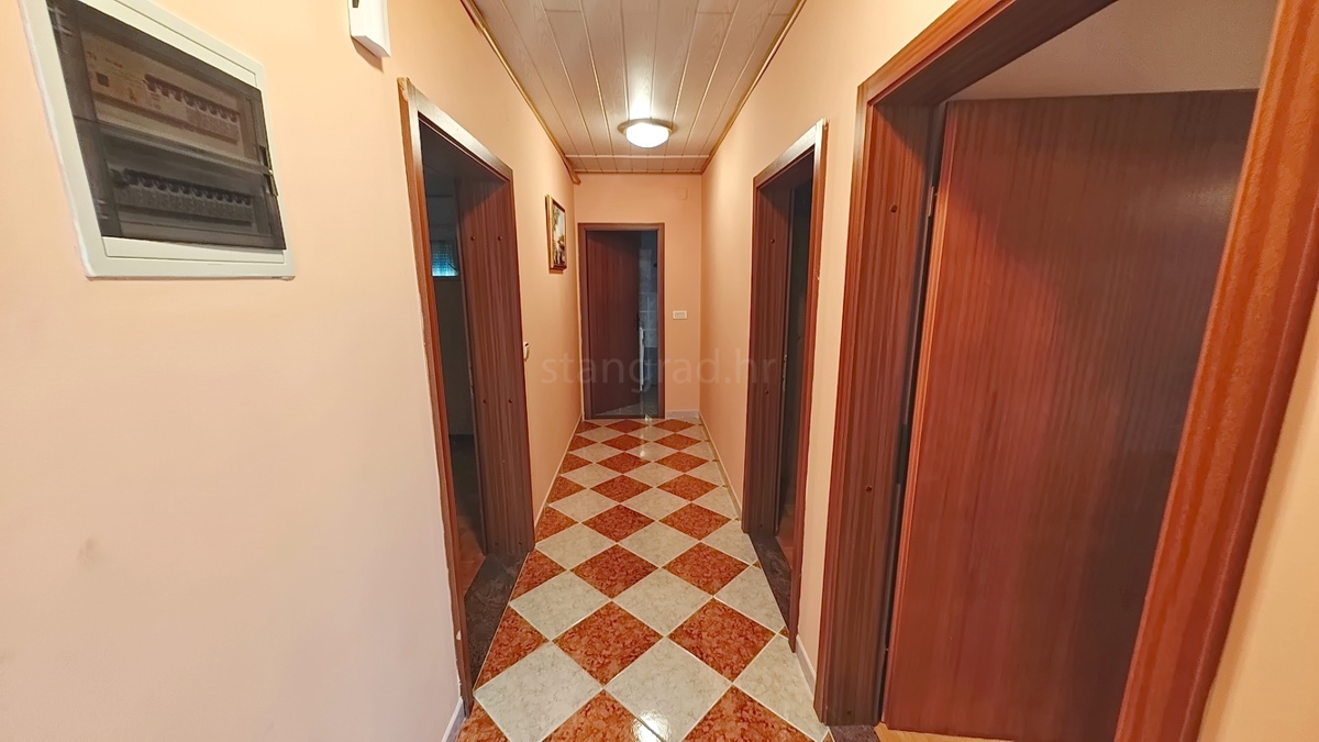 Malinska, okolica, samostojna hiša z 2 apartmajema na mirni lokaciji!