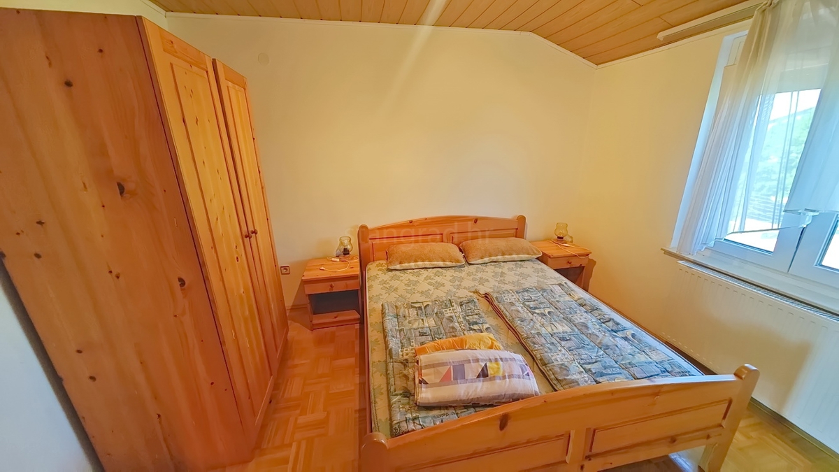 Malinska, okolica, samostojna hiša z 2 apartmajema na mirni lokaciji!