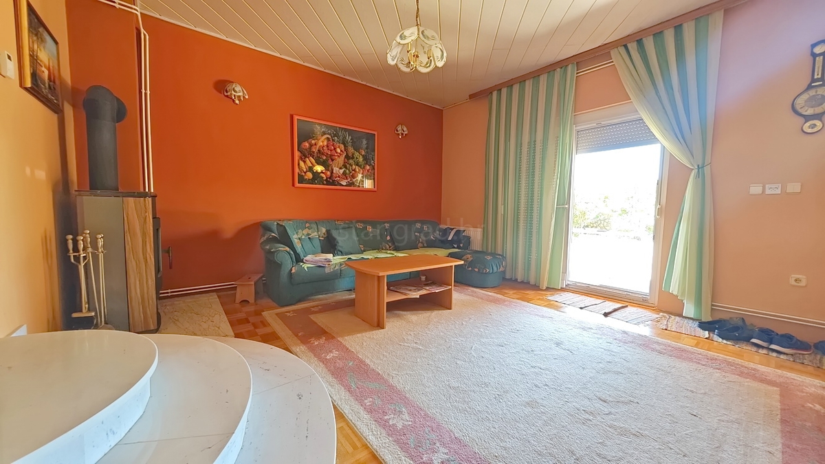 Malinska, okolica, samostojna hiša z 2 apartmajema na mirni lokaciji!