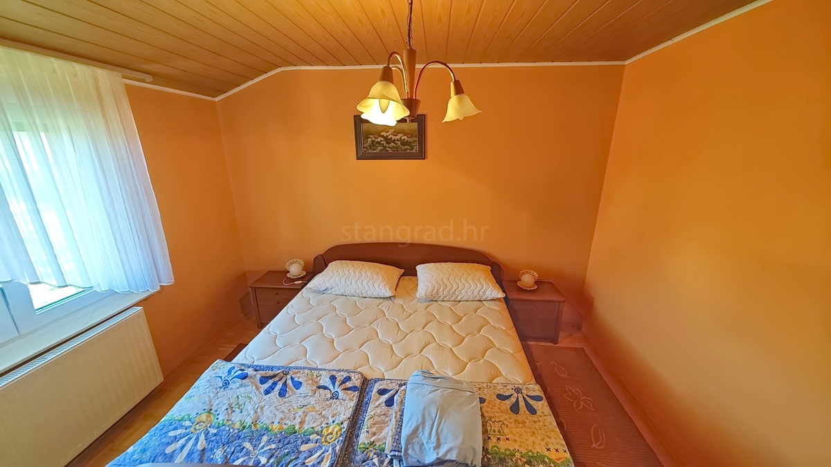 Malinska, okolica, samostojna hiša z 2 apartmajema na mirni lokaciji!