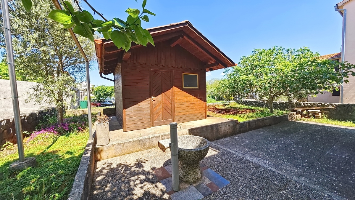 Malinska, okolica, samostojna hiša z 2 apartmajema na mirni lokaciji!