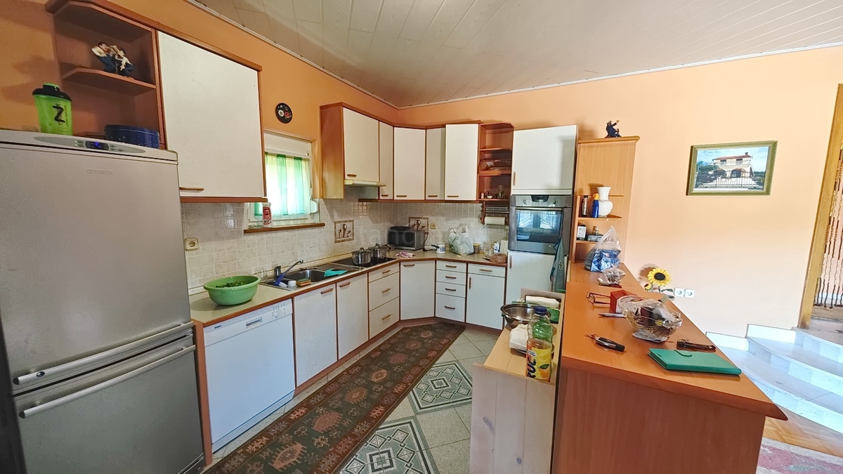 Malinska, okolica, samostojna hiša z 2 apartmajema na mirni lokaciji!