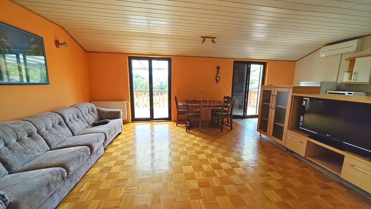 Malinska, okolica, samostojna hiša z 2 apartmajema na mirni lokaciji!
