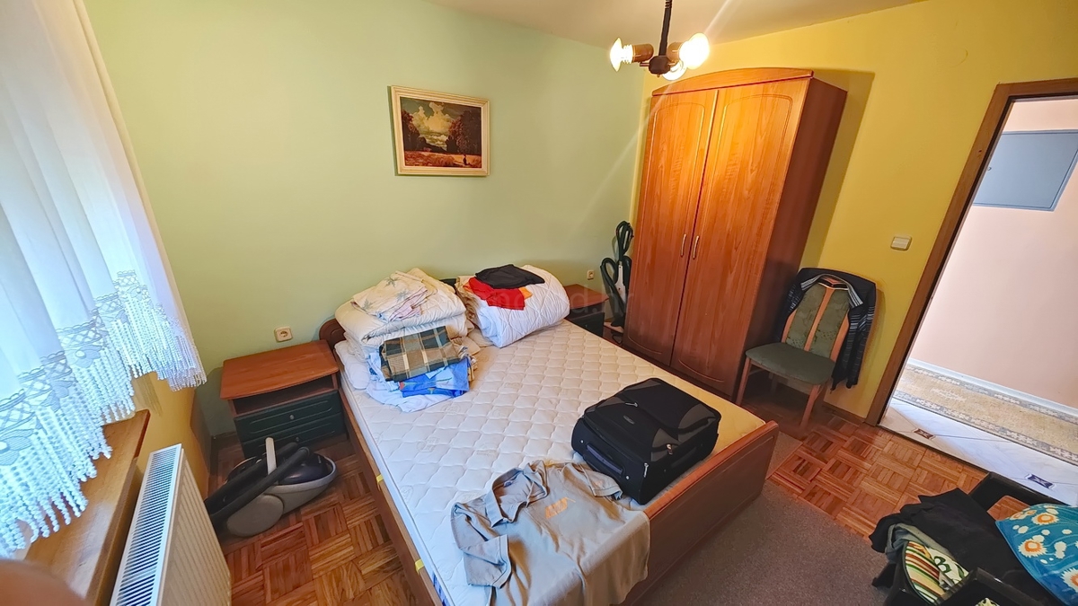 Malinska, okolica, samostojna hiša z 2 apartmajema na mirni lokaciji!