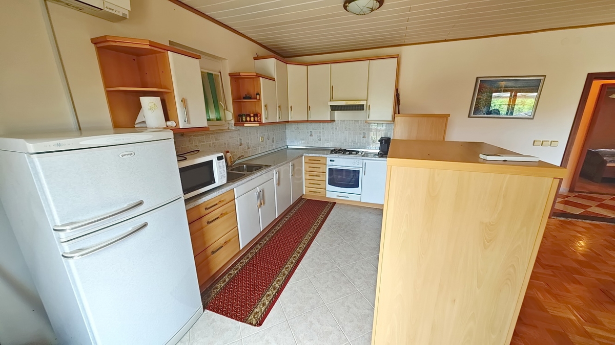 Malinska, okolica, samostojna hiša z 2 apartmajema na mirni lokaciji!
