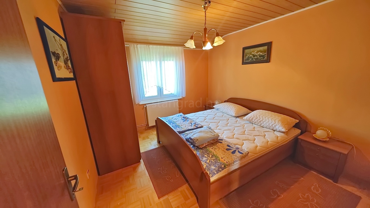 Malinska, okolica, samostojna hiša z 2 apartmajema na mirni lokaciji!