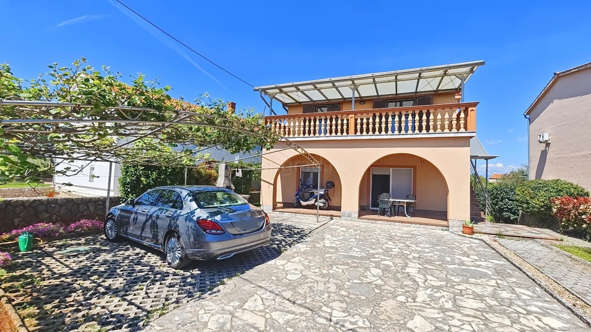 Malinska, okolica, samostojna hiša z 2 apartmajema na mirni lokaciji!