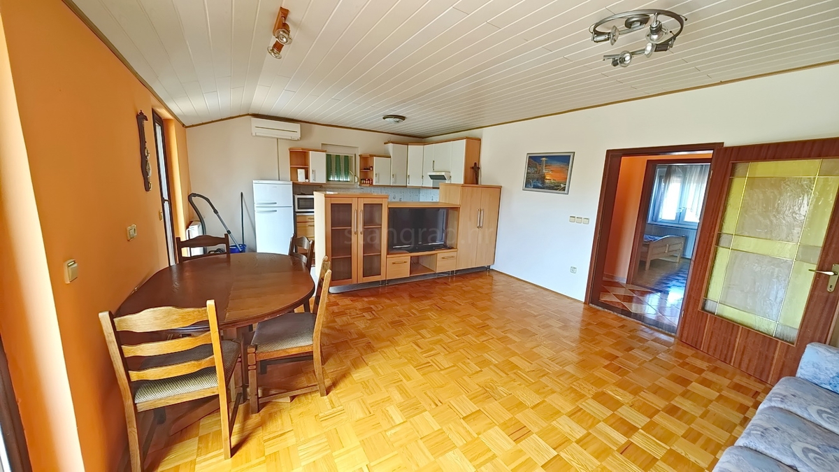 Malinska, okolica, samostojna hiša z 2 apartmajema na mirni lokaciji!