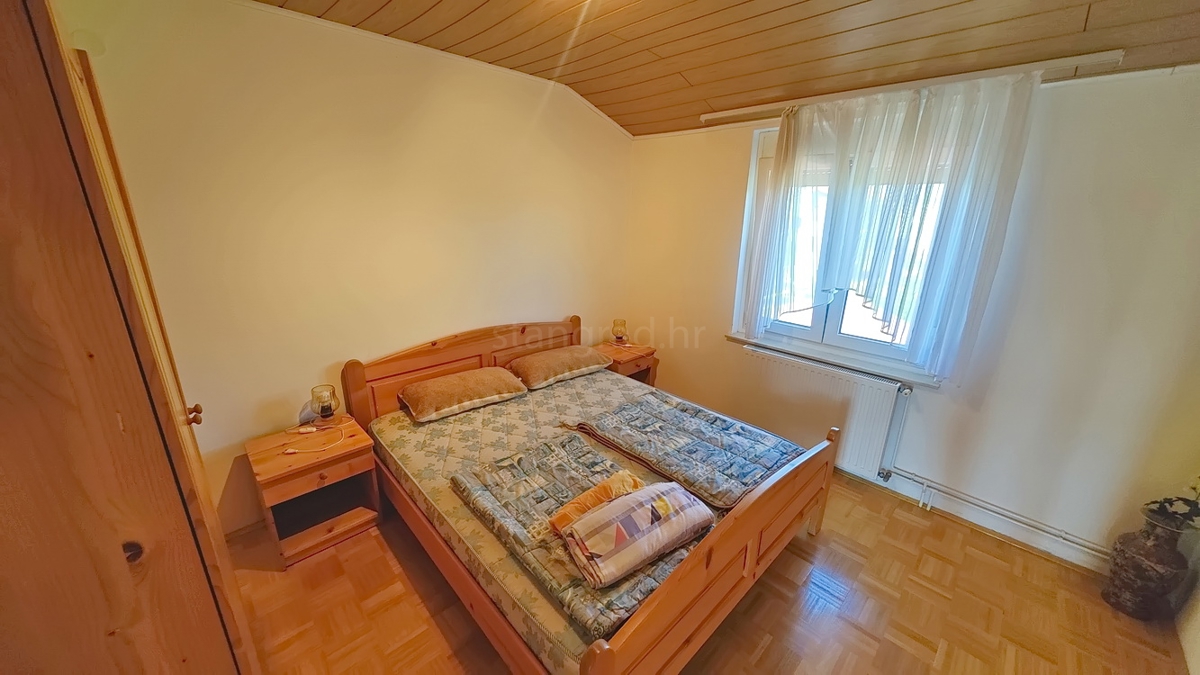 Malinska, okolica, samostojna hiša z 2 apartmajema na mirni lokaciji!