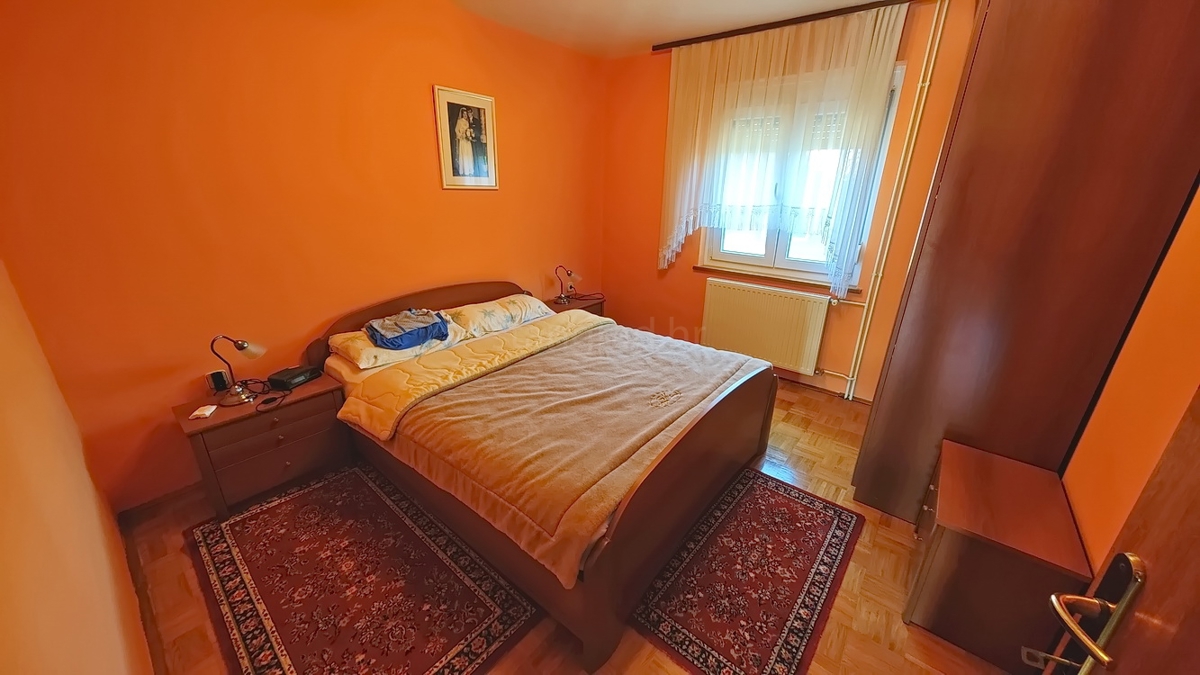 Malinska, okolica, samostojna hiša z 2 apartmajema na mirni lokaciji!