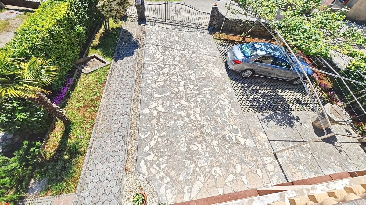 Malinska, okolica, samostojna hiša z 2 apartmajema na mirni lokaciji!