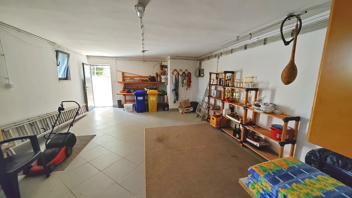 Malinska, okolica, samostojna hiša z 2 apartmajema na mirni lokaciji!