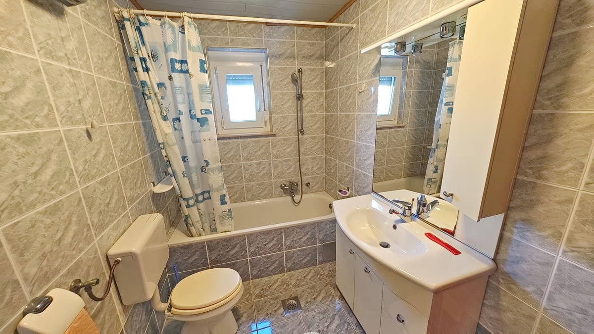 Malinska, okolica, samostojna hiša z 2 apartmajema na mirni lokaciji!