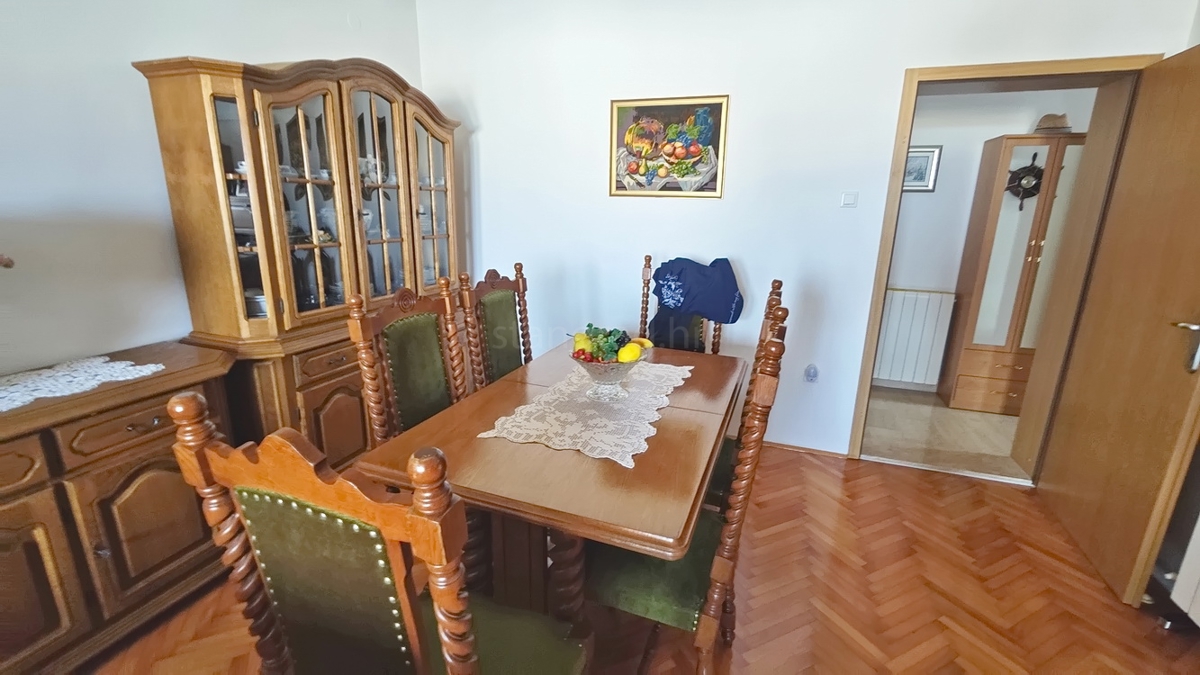 Malinska, polsamostojna hiša s 3 stanovanjskimi enotami in vrtom!