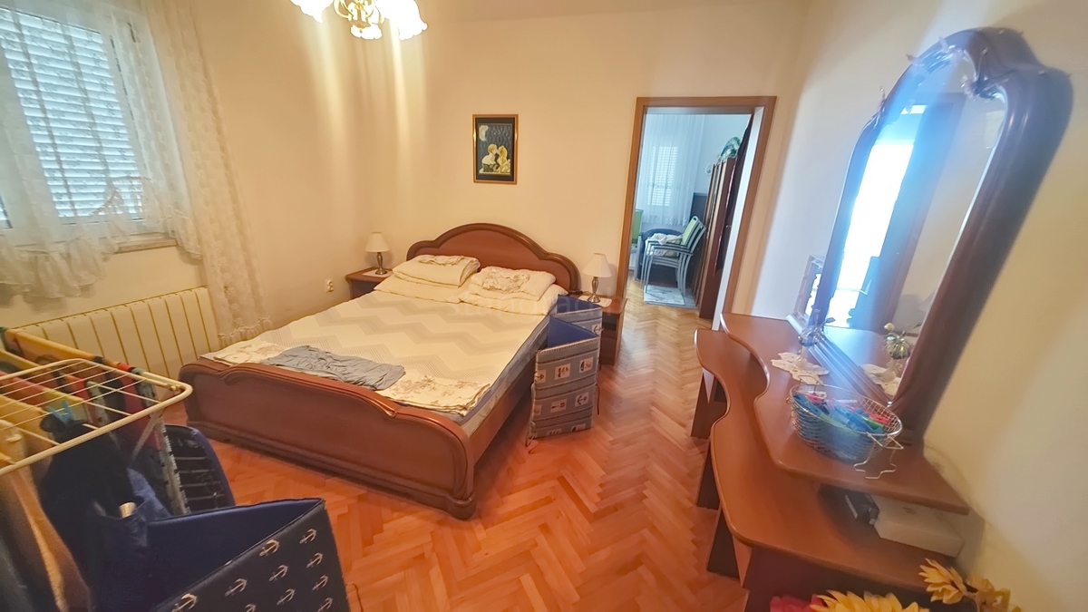 Malinska, polsamostojna hiša s 3 stanovanjskimi enotami in vrtom!