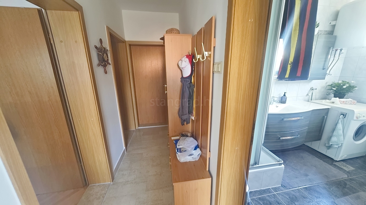 Malinska, polsamostojna hiša s 3 stanovanjskimi enotami in vrtom!