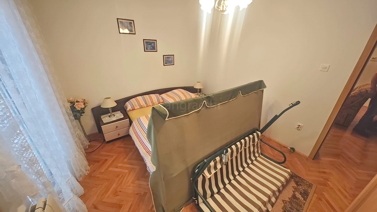 Malinska, polsamostojna hiša s 3 stanovanjskimi enotami in vrtom!