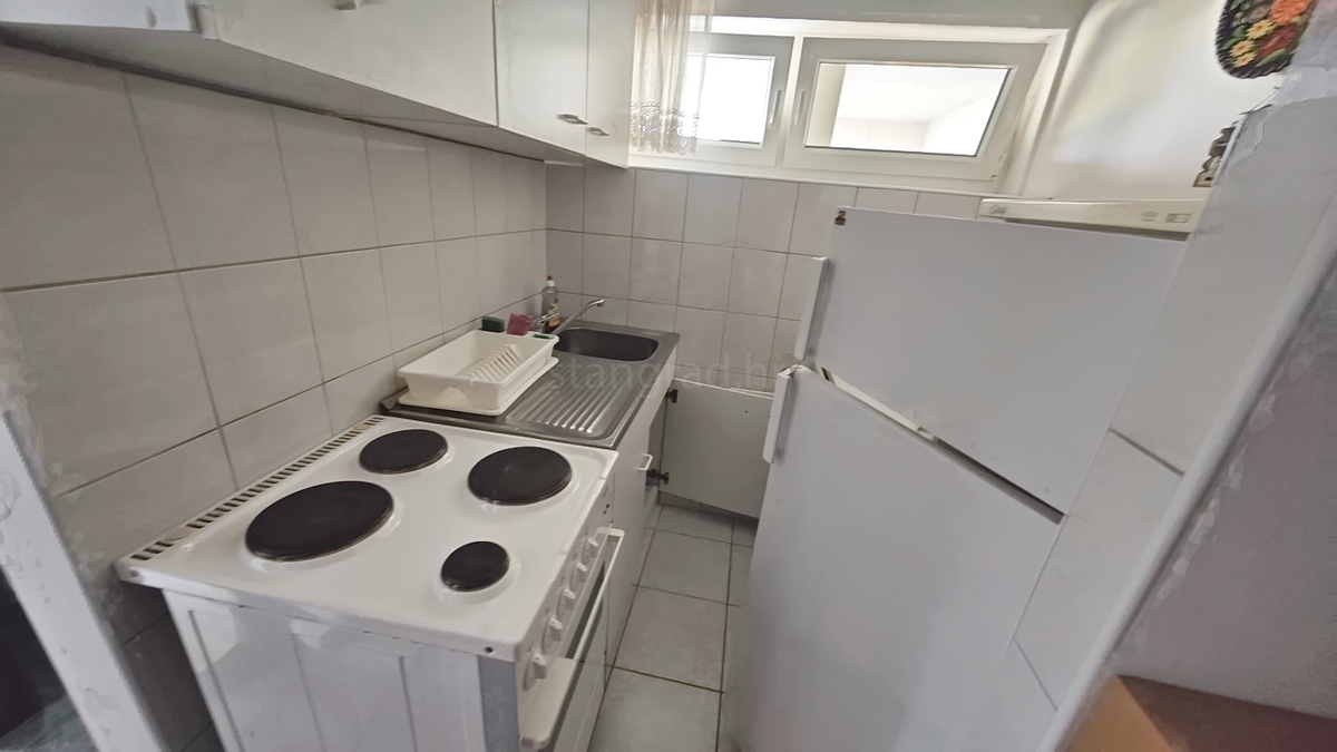 Malinska, polsamostojna hiša s 3 stanovanjskimi enotami in vrtom!