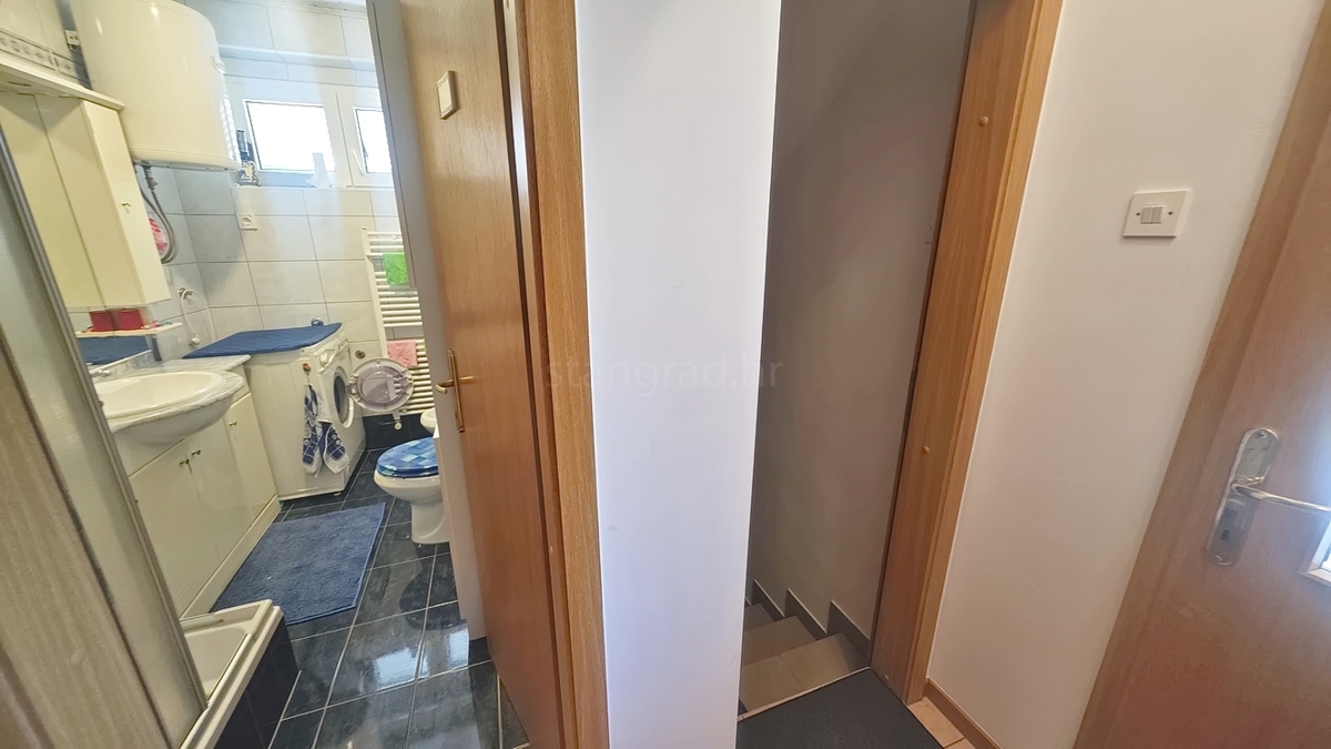Malinska, polsamostojna hiša s 3 stanovanjskimi enotami in vrtom!