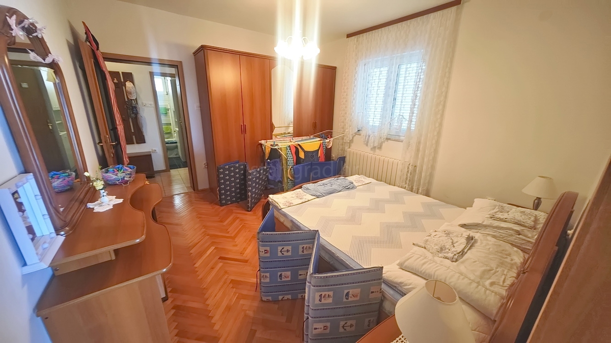 Malinska, polsamostojna hiša s 3 stanovanjskimi enotami in vrtom!