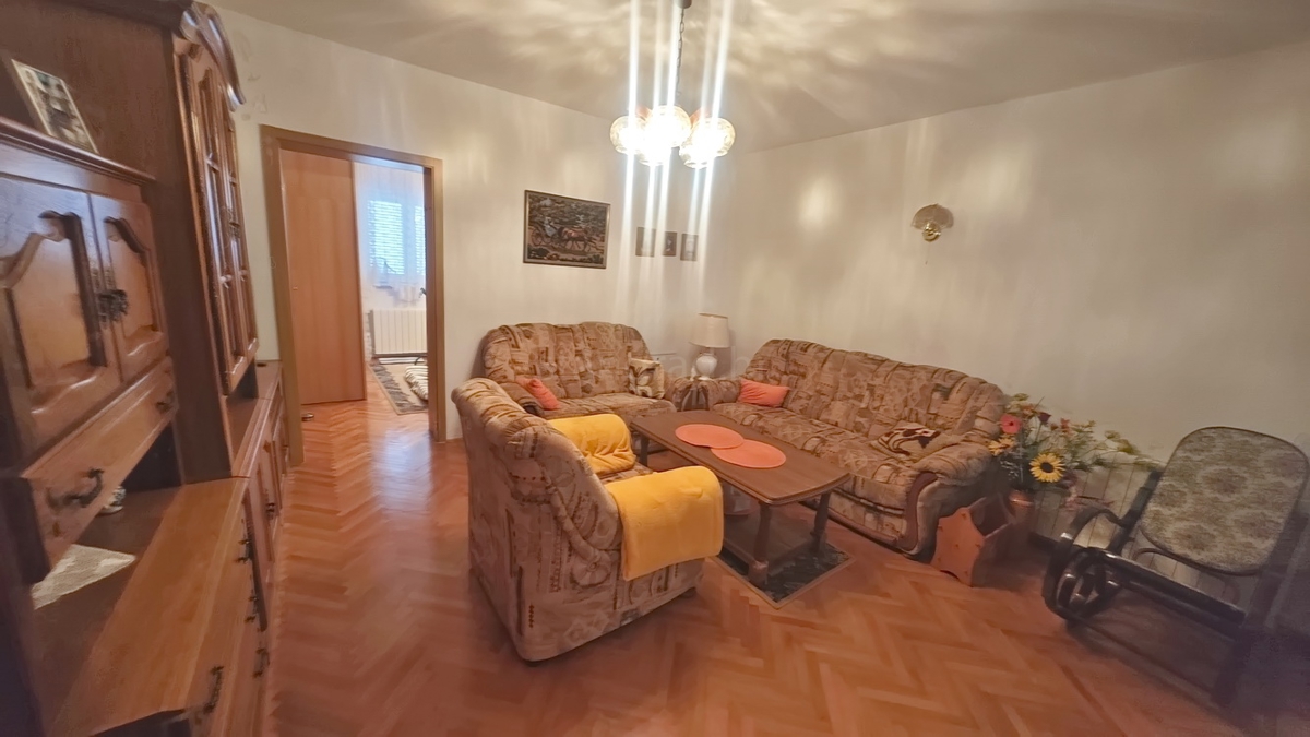 Malinska, polsamostojna hiša s 3 stanovanjskimi enotami in vrtom!