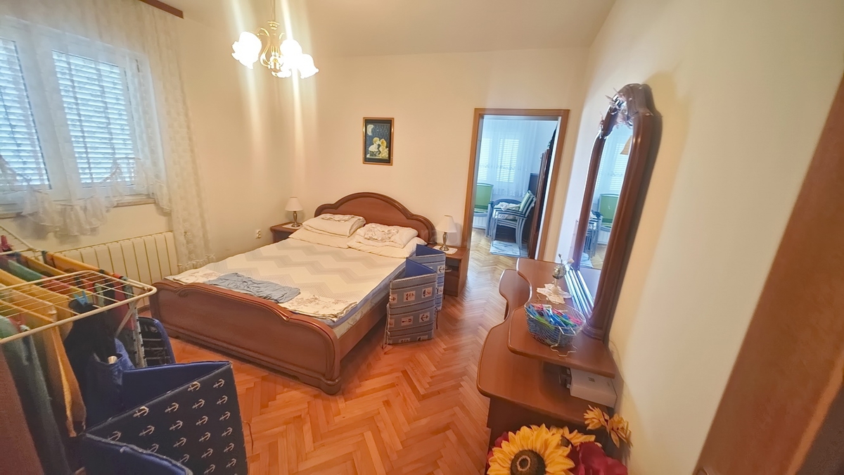 Malinska, polsamostojna hiša s 3 stanovanjskimi enotami in vrtom!
