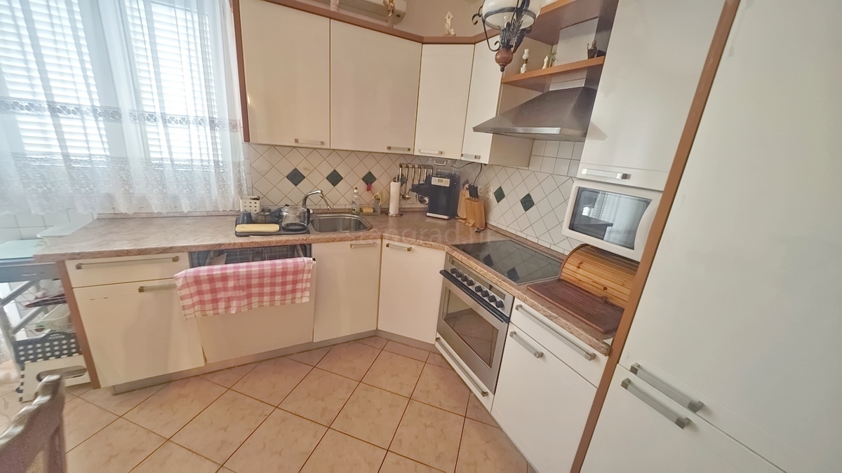 Malinska, polsamostojna hiša s 3 stanovanjskimi enotami in vrtom!