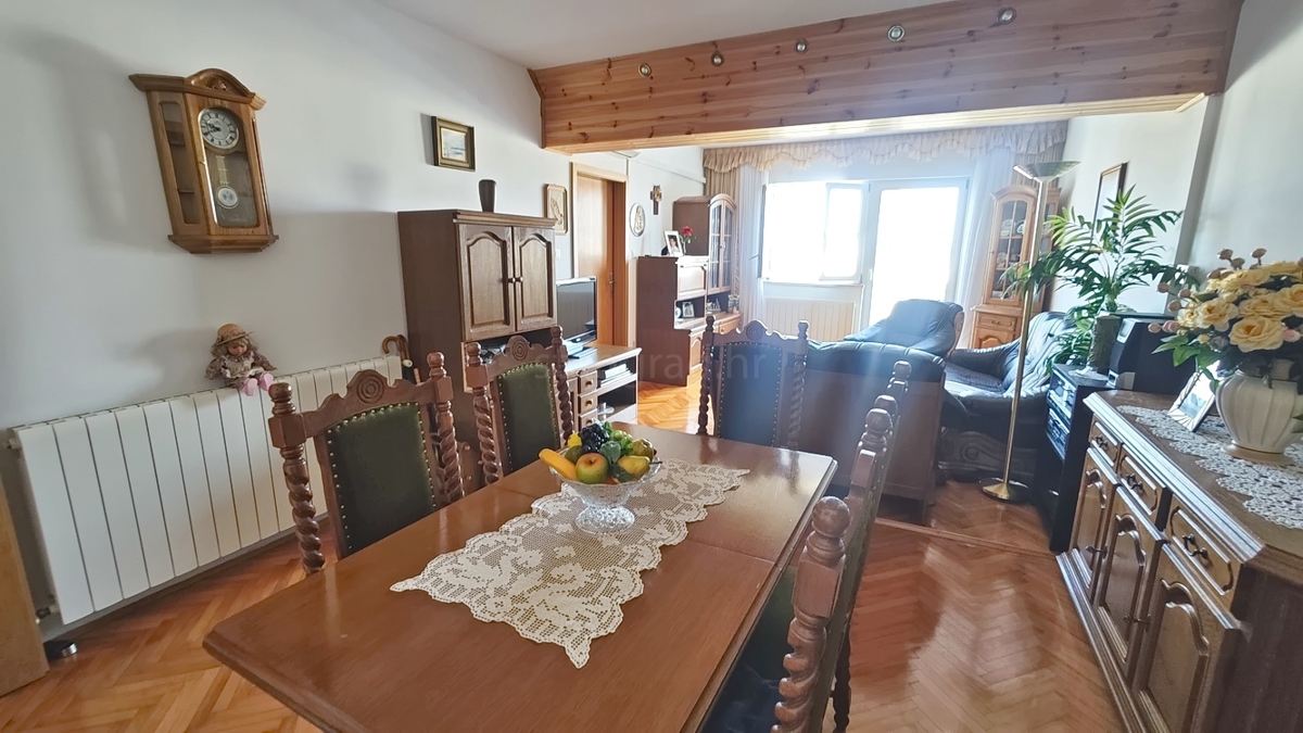 Malinska, polsamostojna hiša s 3 stanovanjskimi enotami in vrtom!