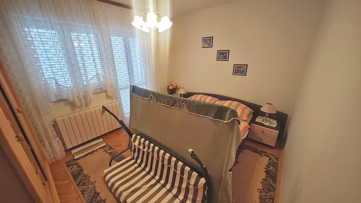 Malinska, polsamostojna hiša s 3 stanovanjskimi enotami in vrtom!