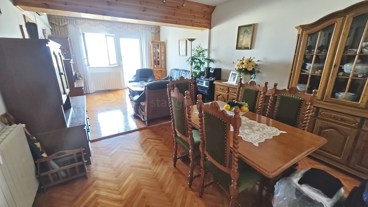 Malinska, polsamostojna hiša s 3 stanovanjskimi enotami in vrtom!