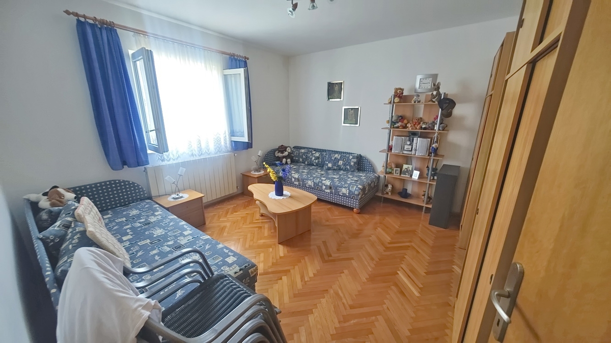 Malinska, polsamostojna hiša s 3 stanovanjskimi enotami in vrtom!