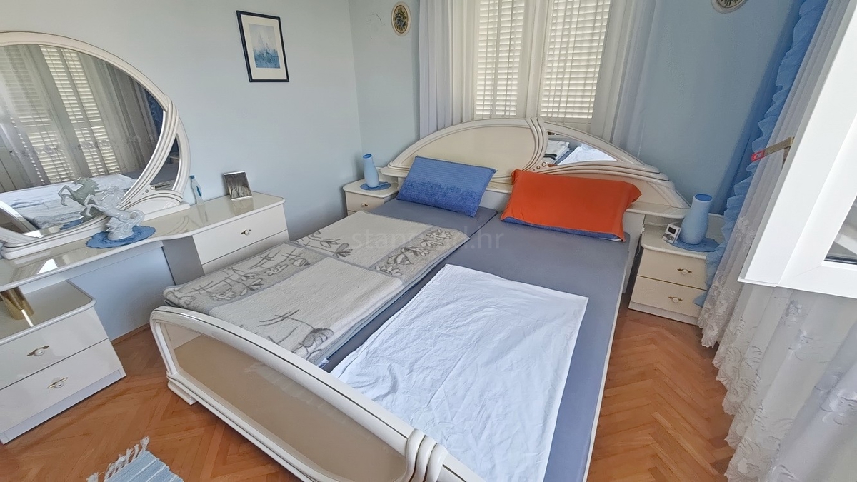 Malinska, polsamostojna hiša s 3 stanovanjskimi enotami in vrtom!